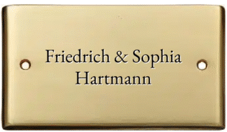 Rechteckiges Türschild aus poliertem Messing mit Schraublöchern und individuell graviertem Text.